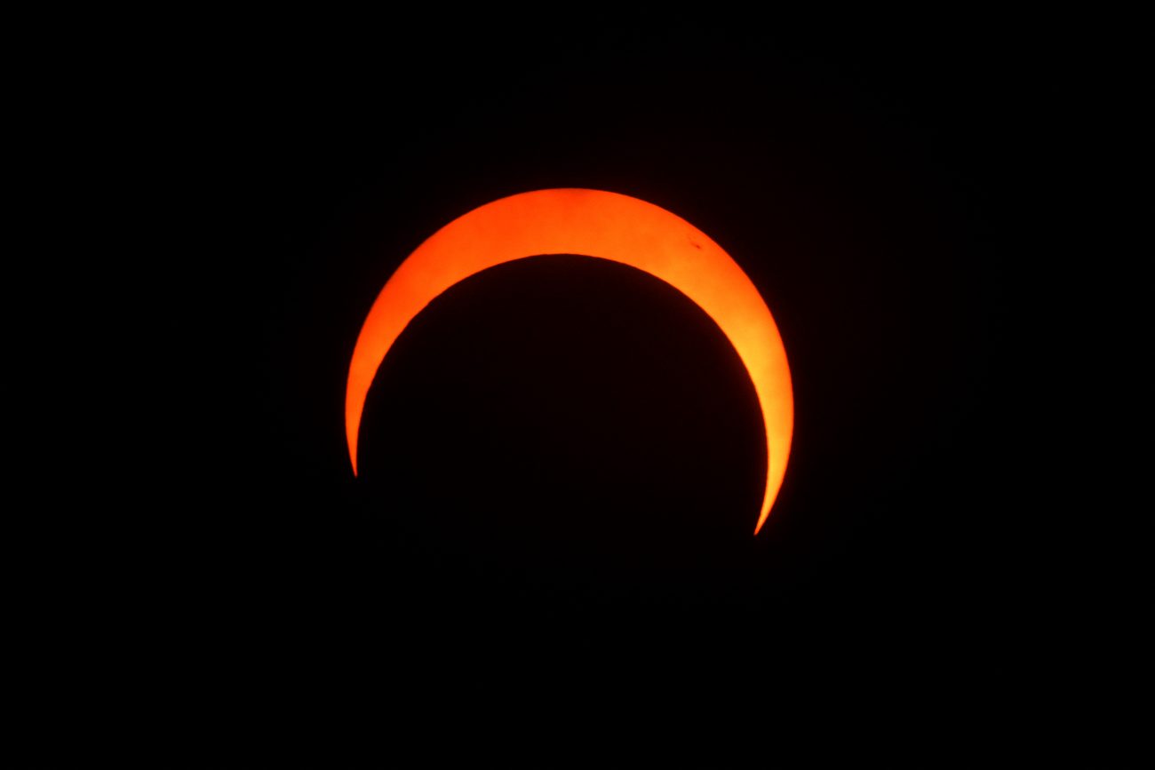 Lua cobre o Sol durante fenômeno astronômico na província de Santa Cruz, na Argentina - AFP/ND