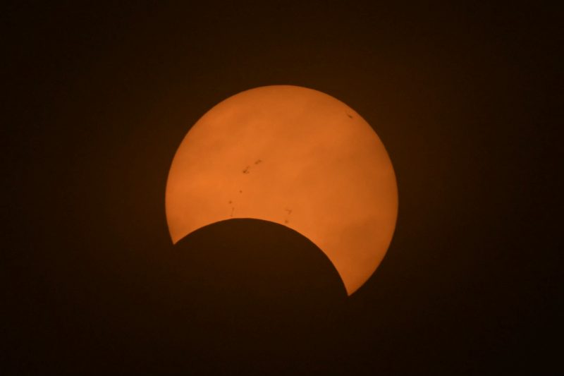 Lua sendo coberta por outra