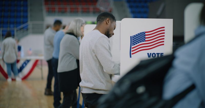 Formas de votar nos EUA: urna eletrônica fica atrás da cédula de papel