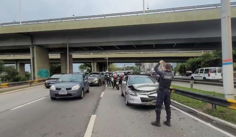 Kombi derruba carrinhos de mão e causa engavetamento na área central de Florianópolis