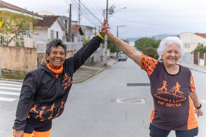 Eni e sua fiel amiga, Luci que é companheira de corrida da atleta &#8211; Foto: Germano Rorato/ND