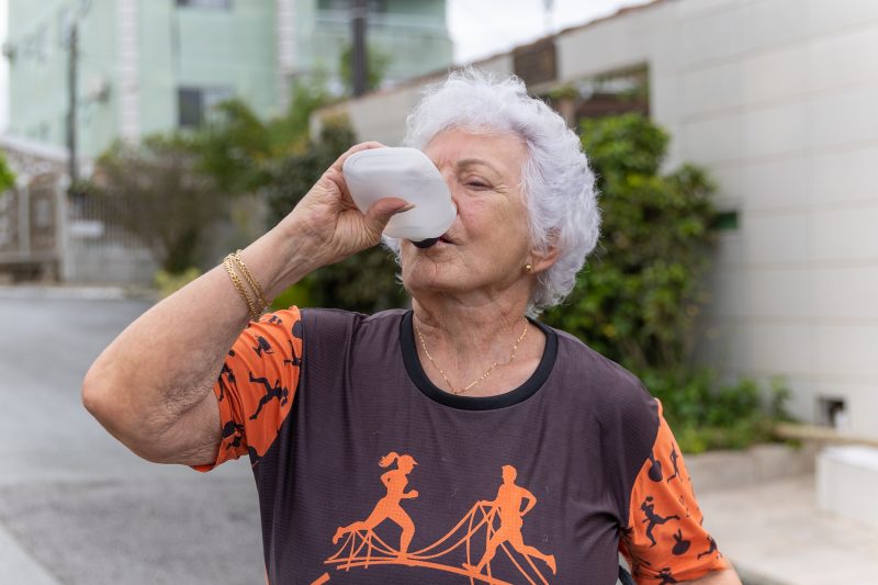 Como sequela do câncer, Eni tem de molhar a boca constantemente pela falta de saliva &#8211; Foto: Germano Rorato/ND