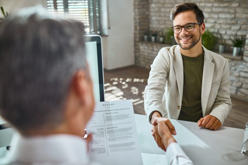 dois homens apertando as mãos em uma negociação de trabalho em um escritório