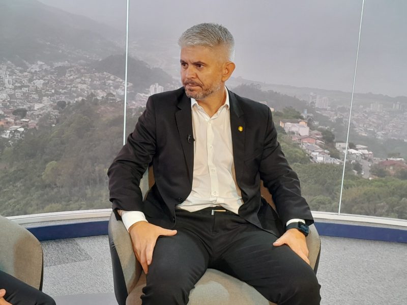 Delegado Egidio, eleito prefeito em Blumenau, sentado em cadeira durante entrevista na NDTV Record