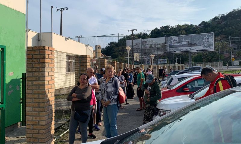 eleitores chegam cedo em colégios eleitorais, foto mostra fila