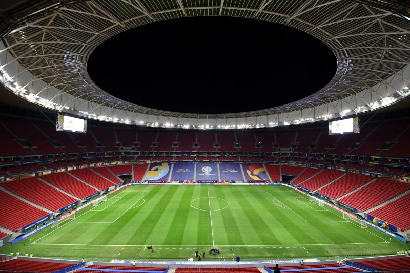 Estádio Mané Garrincha iluminado durante a noite 