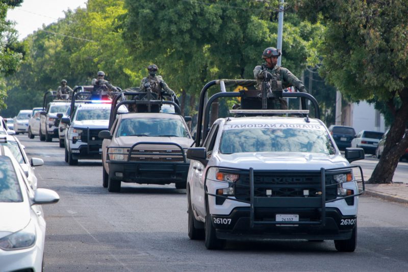 foto mostra carros do Exército mexicano, que teria matado 19 membros de cartel de drogas mexicano