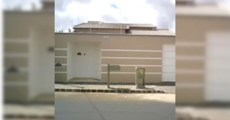 Modelo de fachada de casa com frisos