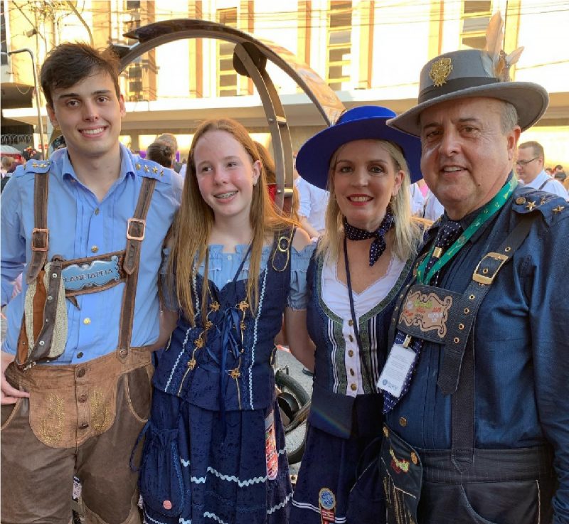 Família Campos usando trajes típicos durante desfile na rua XV de Novembro em Blumenau