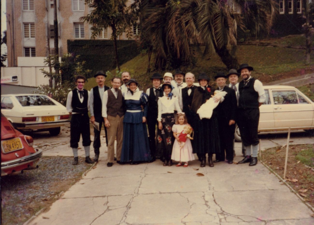 Clubes, grupos folclóricos, bandas e alegorias desfilam até hoje na rua XV de Novembro - Acervo Histórico Prefeitura de Blumenau/Reprodução/ND