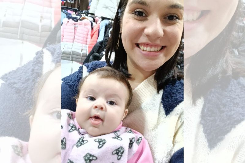 mãe débora com a bebê de 7 meses Abigail no colo 