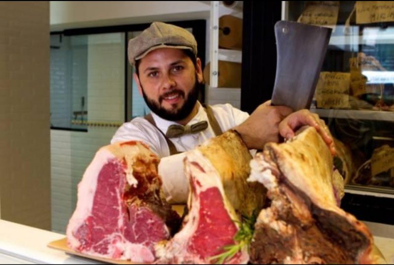 Felipe, nos tempos do Açougue del Toro, e as bistecas dry aged &#8211; Foto: Divulgação