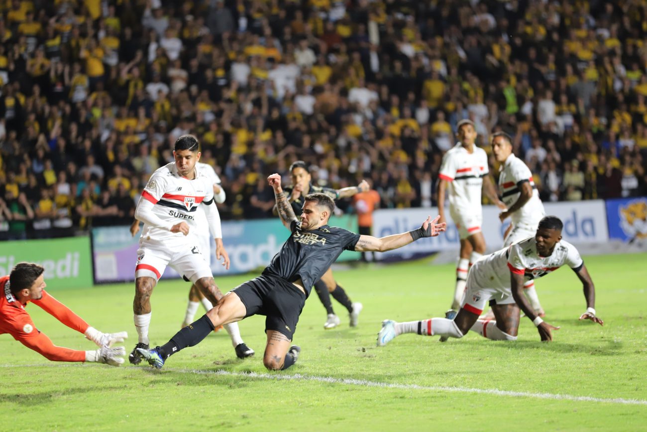 Felipe VIzeu marcou para o Criciúma diante do São Paulo após falha da zaga do Tricolor Paulista - Celso da Luz/ Assessoria de imprensa Criciúma E.C.