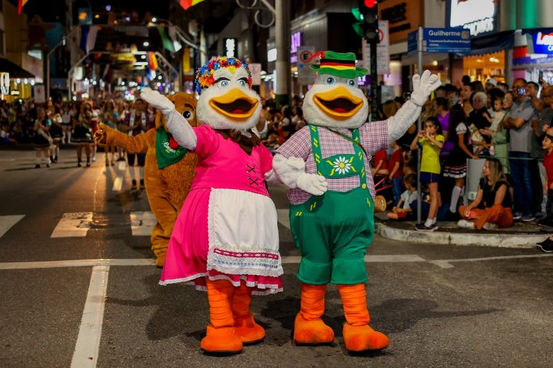 Imagem dos mascotes da Fenarreco participando do desfile