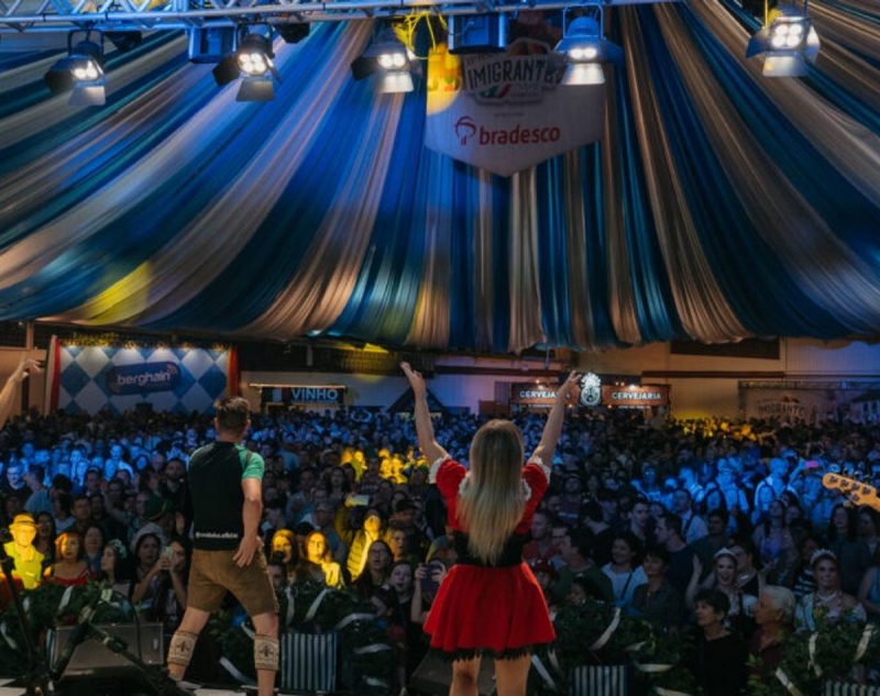 Pavilhão da festa do Imigrante cheio do visitantes