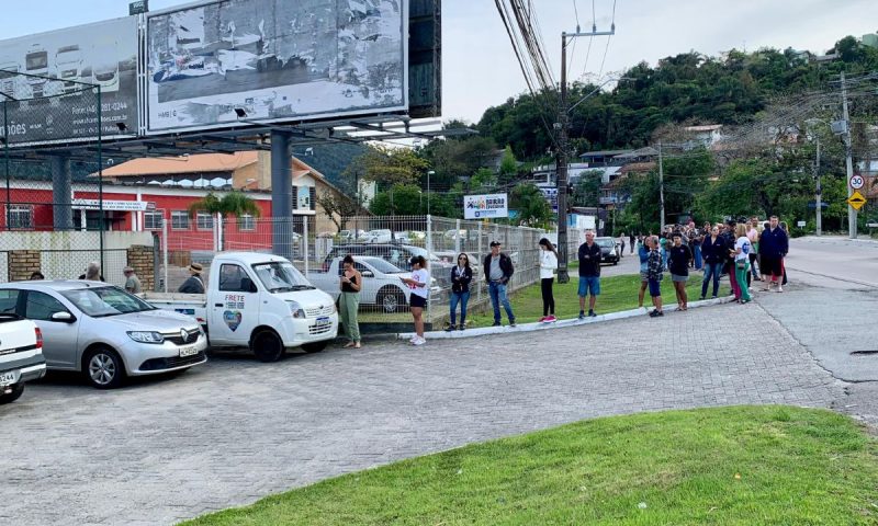 Fila triplicou em 20 minutos na escola Vereador Oscar Manoel da Concei&ccedil;&atilde;o, durante a manh&atilde; de domingo (6) – Foto: Vivian Leal/ND