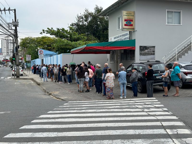 eleições em SC, pessoas na fila para votar