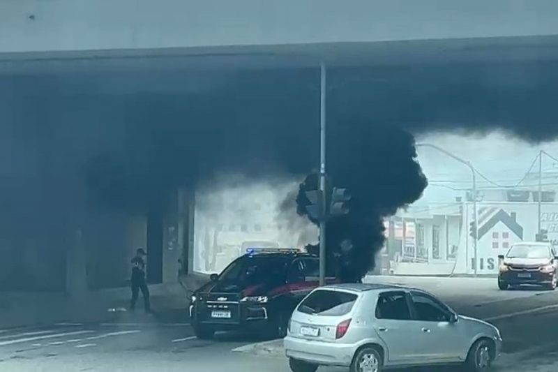 foto mostra fumaça preta saindo de carro incendiado em baixo de túnel durante dia de ataques na Grande Florianópolis