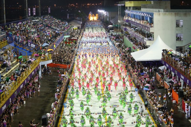 Vista aérea do desfile de carnaval em Florianópolis