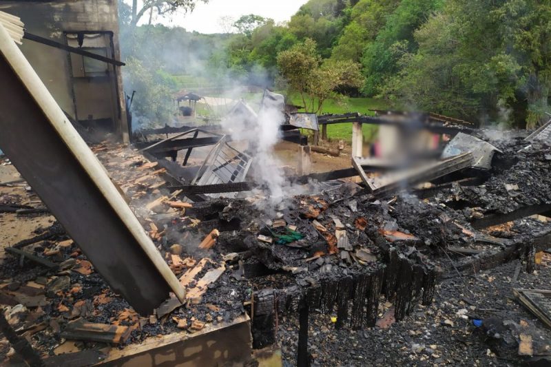 O incêndio teria começado em um dos quartos da casa na manhã desta terça-feira (8); uma mulher foi levada ao pronto atendimento, pois passou mal