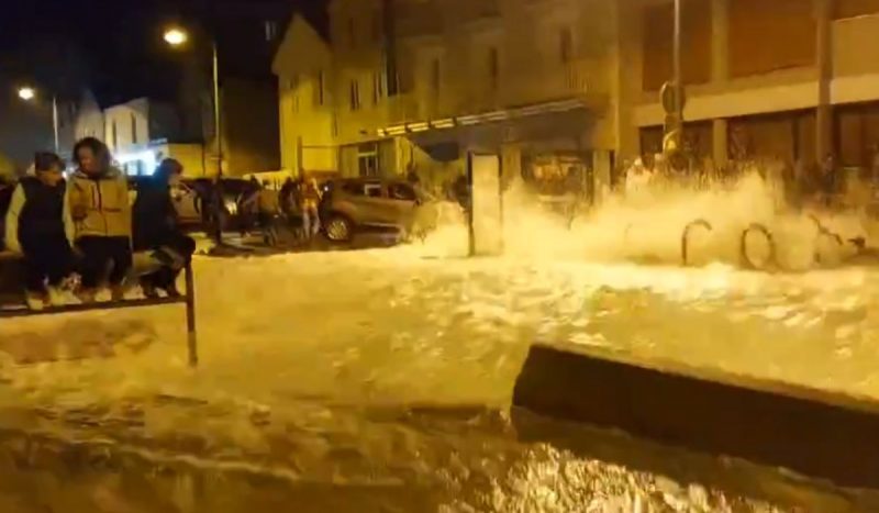 Moradores e turistas foram surpreendidos pelas fortes ondas em Saint-Malo, na Bretanha (FRA)