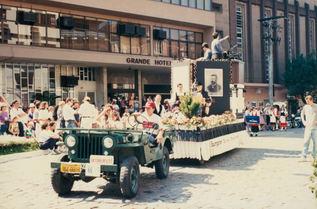 Oktoberfest em 1993 no tradicional desfile - Arquivo Histórico