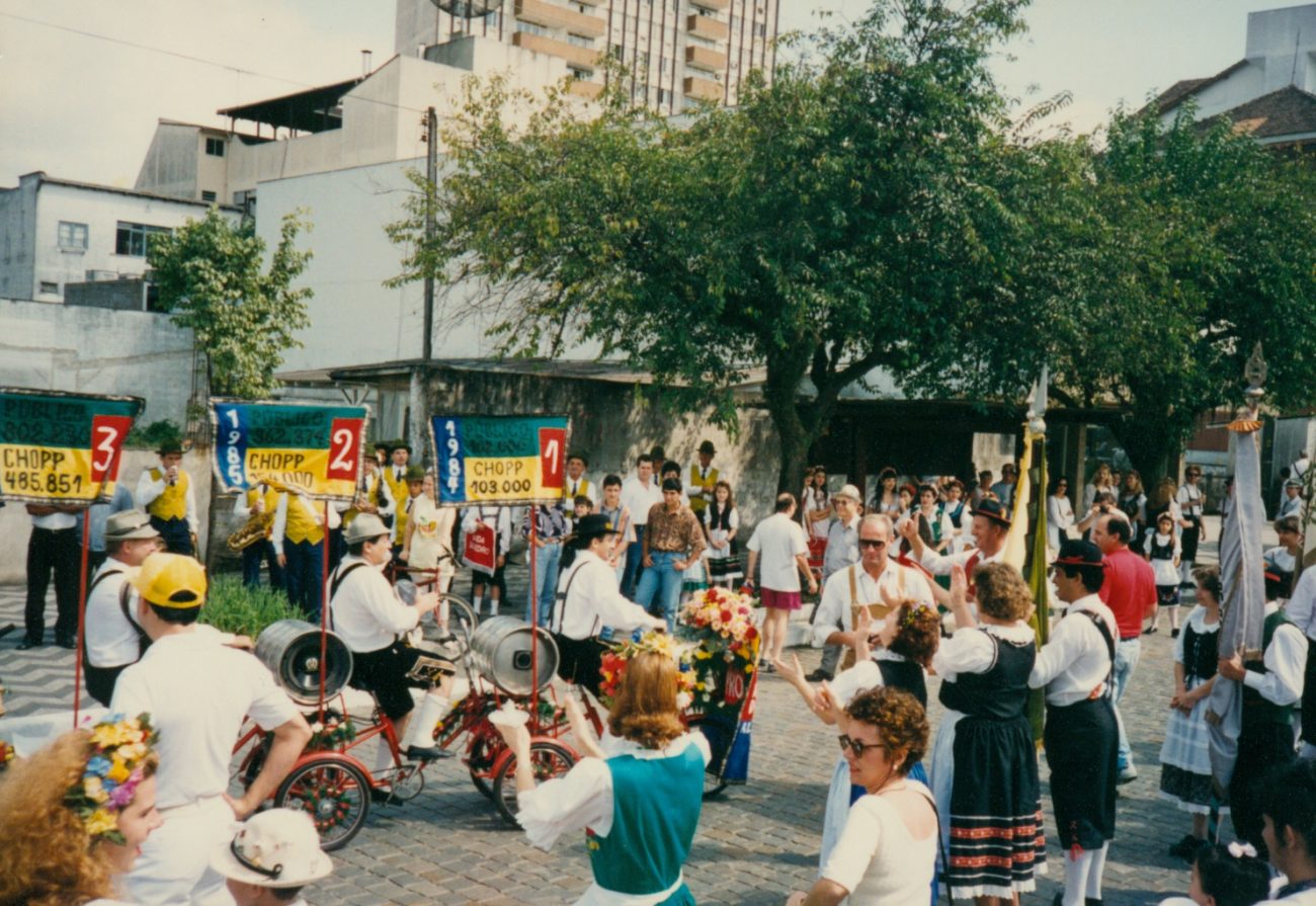 Oktoberfest em 1994 também tiveram desfiles marcantes na XV de Novembro - Arquivo Histórico