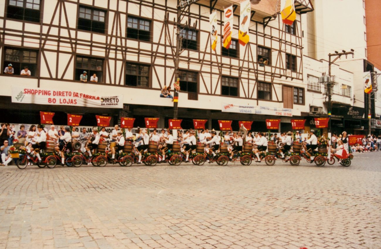 Desfile na Oktoberfest em 1995 - Arquivo Histórico