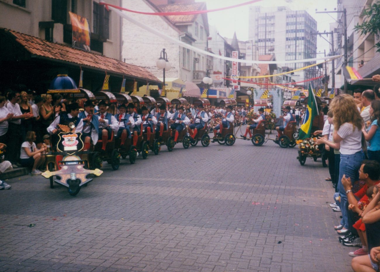 Oktoberfest em 2002 lotou a rua do desfile - Arquivo Histórico 2002