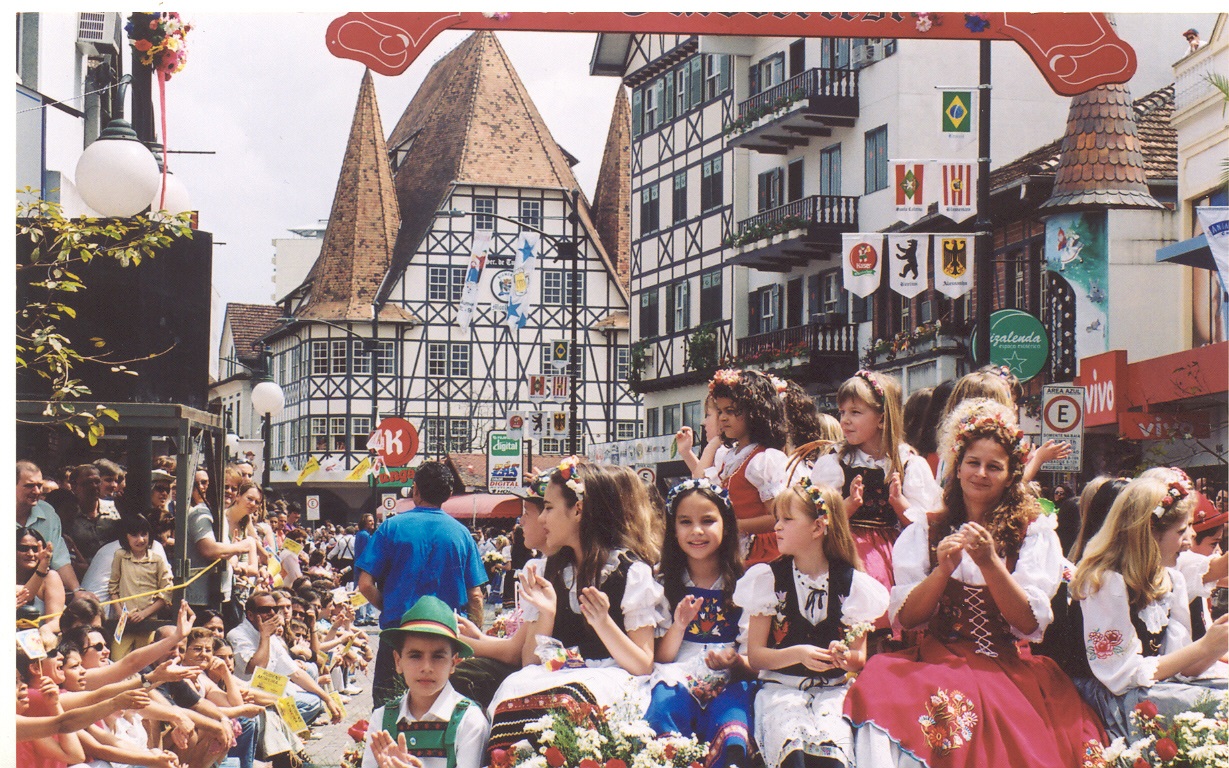 Oktoberfest em 2005 com a rua XV de Novembro lotada - Arquivo Histórico