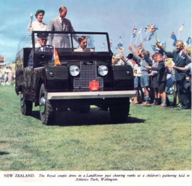 na foto aparecem rainha elizabeth II e príncipe Phillip a bordo de um carro durante viagem à Nova Zelândia 