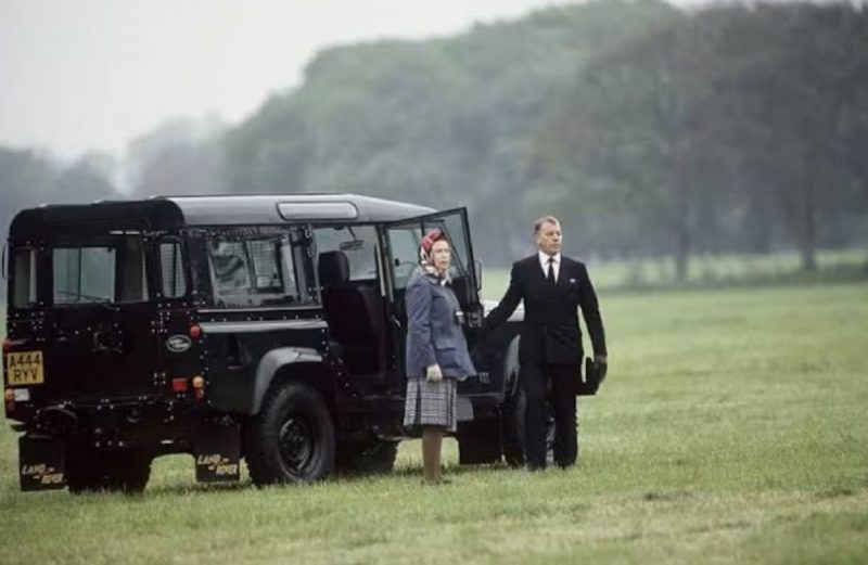 na imagem aparece a rainha elizabeth II saindo de um Range Rover com seu motorista