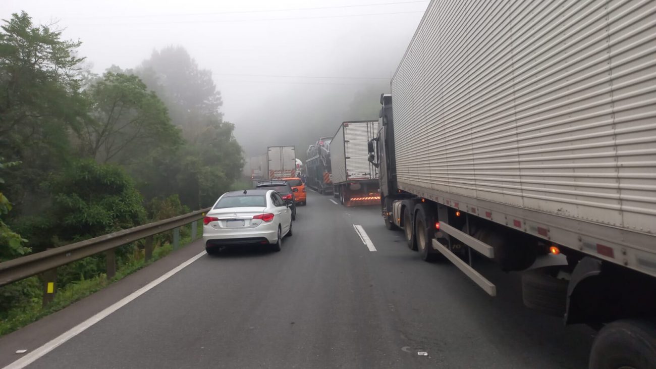 Duas faixas seguem bloqueadas no km 660,1 da BR-376, na pista sentido Santa Catarina - Reprodução/ND