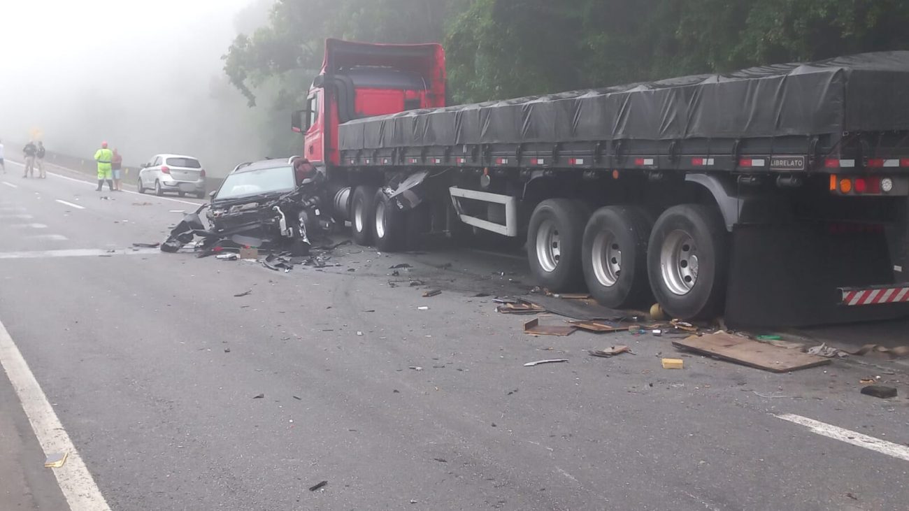 Duas faixas seguem bloqueadas no km 660,1 da BR-376, na pista sentido Santa Catarina - Reprodução/ND