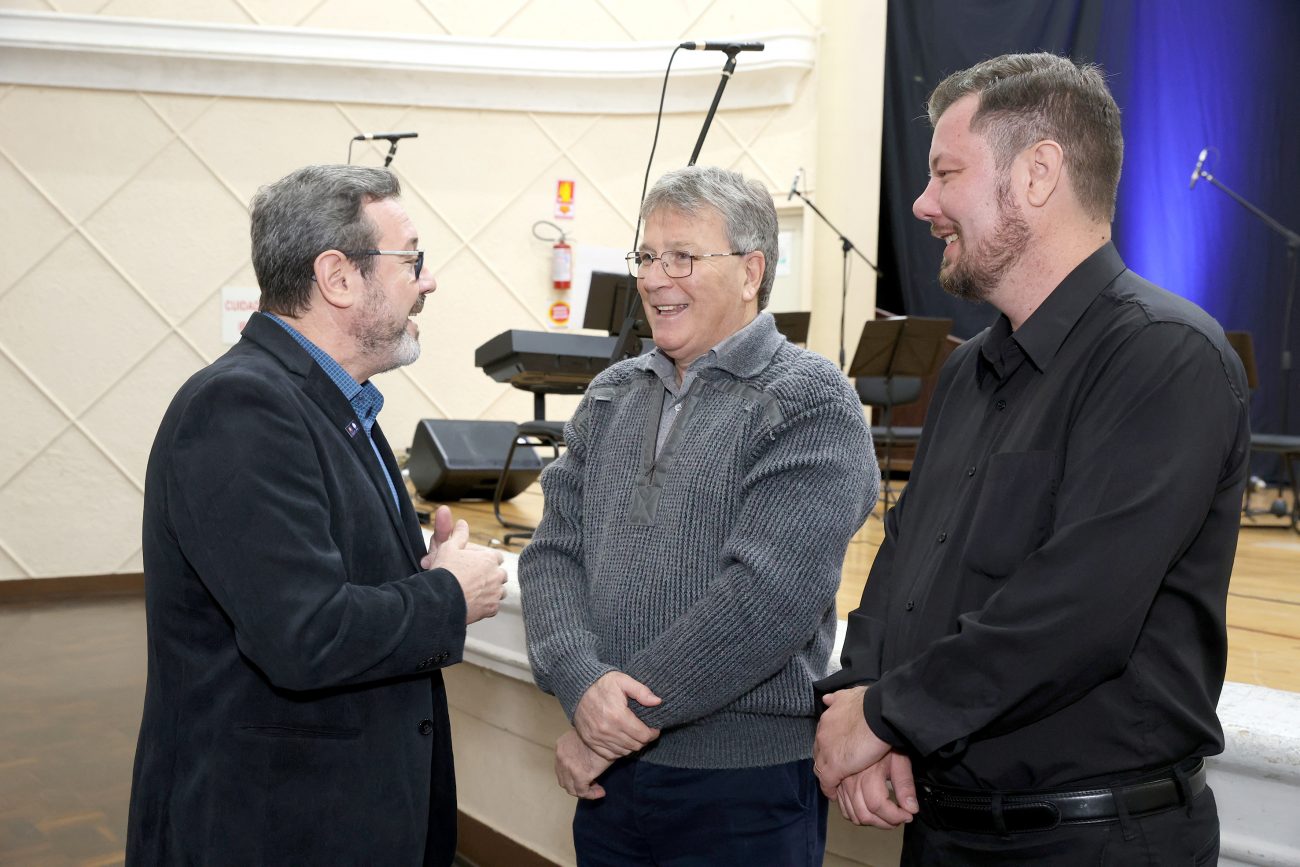 Silvano Silva, diretor regional do Grupo ND; Antônio Tomazini, prefeito de São Bento do Sul; e Rafael Huch, maestro da Orquestra Prelúdio - Reprodução/ND