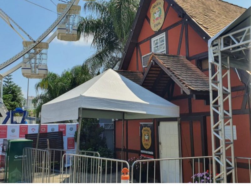 A imagem mostra a central da Polícia Civil na Oktoberfest Blumenau.