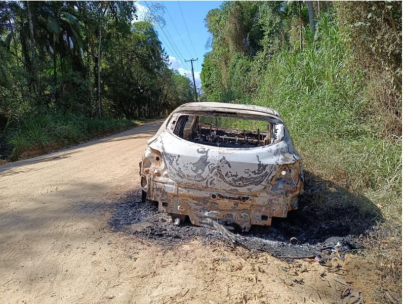 A imagem mostra um veículo Onix que foi incendiado 