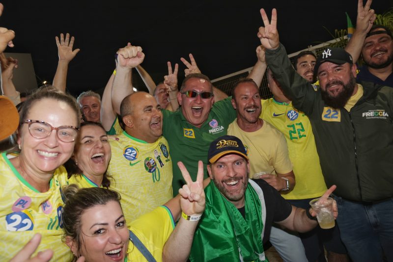 Eduardo Freccia (PL) celebra a vitória neste domingo e foi reeleito prefeito de Palhoça nas Eleições 2024