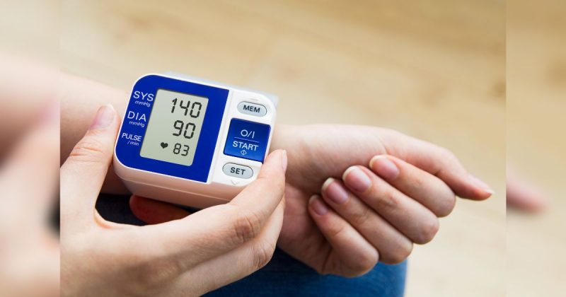 Imagem de pessoa medindo a própria pressão