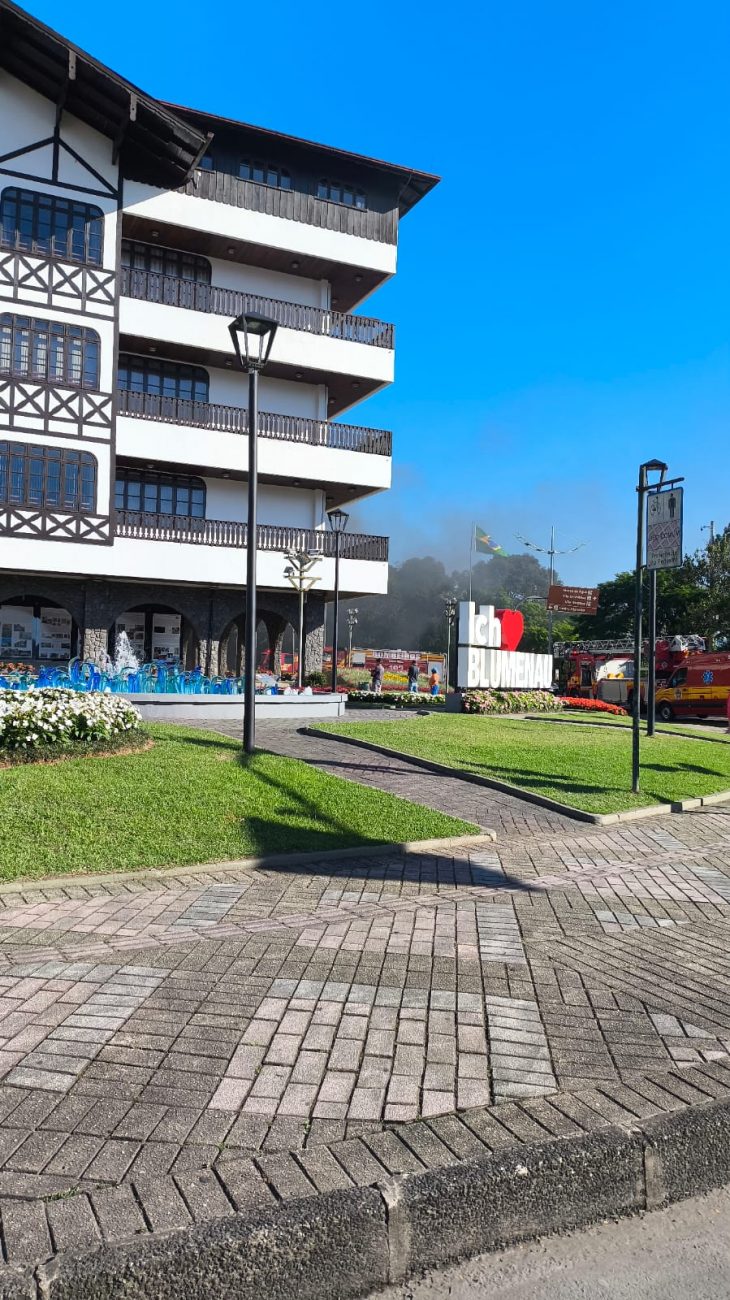 A fumaça levantou a suspeita de incêndio no prédio da prefeitura - Moisés Stuker/NDTV