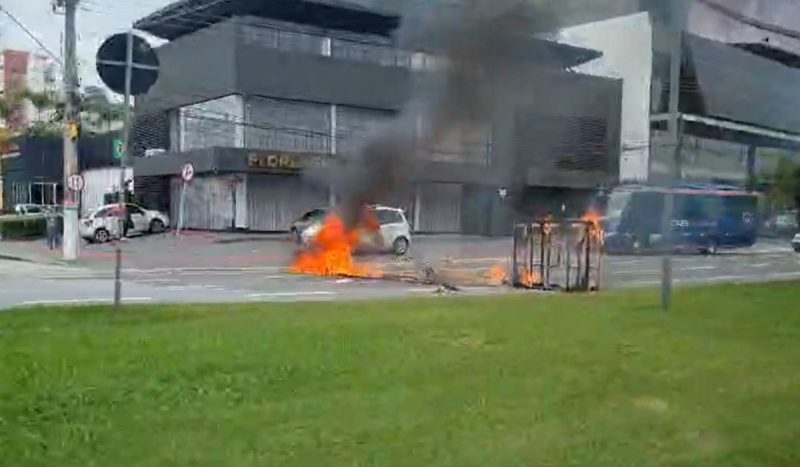 Barricadas incendiadas em Florianópolis