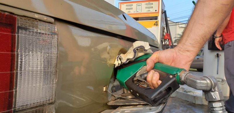 Foto mostra carro sendo abastecido com gasolina em Itajaí