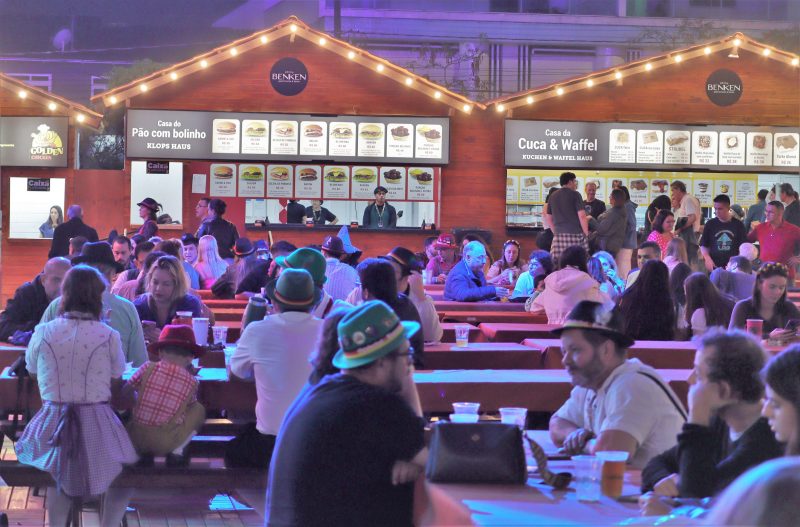 A imagem mostra um dos espaços de gastronomia da Oktoberfest Blumenau 