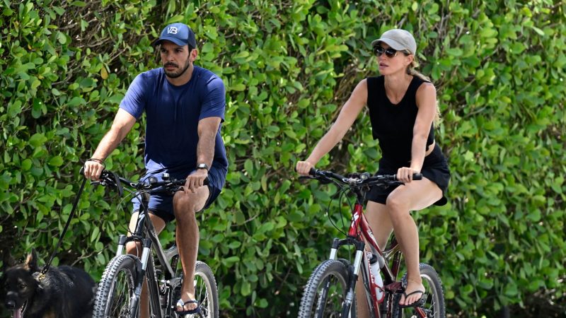 Gisele Bündchen e Joaquim Valente andando de bicicleta