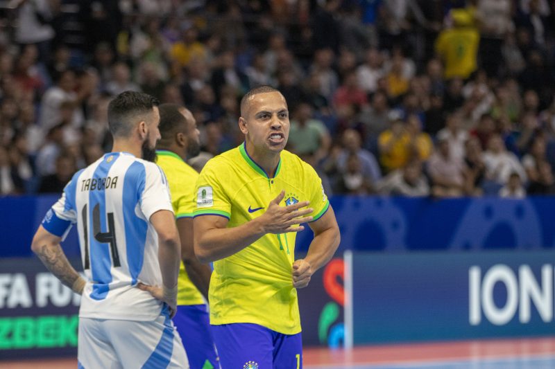 Ferrão comemora o primeiro gol do Brasil