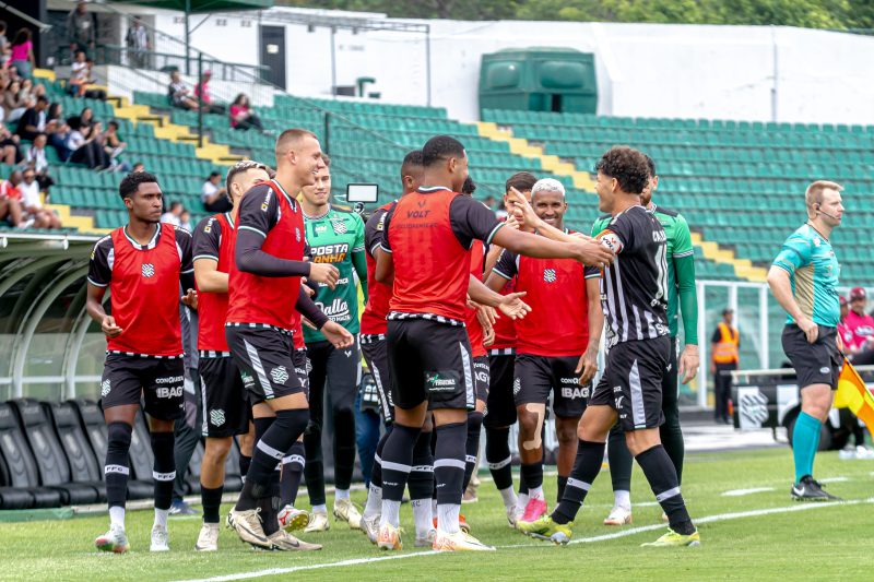 Jogadores do Figueirense comemoram gol no jogo contra o Nação