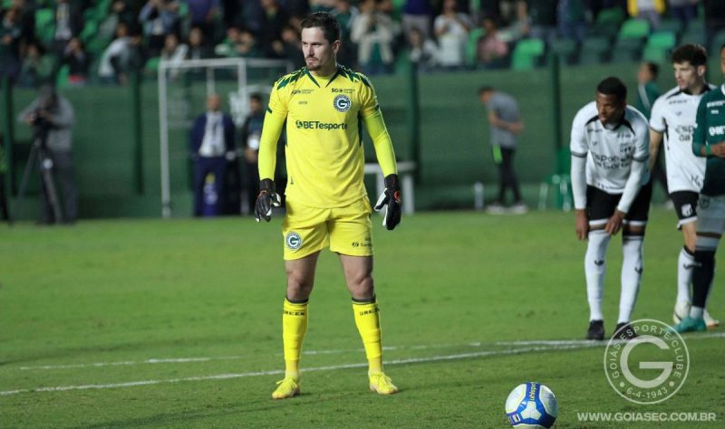 Goleiro Tadeu do Goiás atinge mesma marca de gols de Gabigol pelo Flamengo &#8211; Foto: Reprodução/