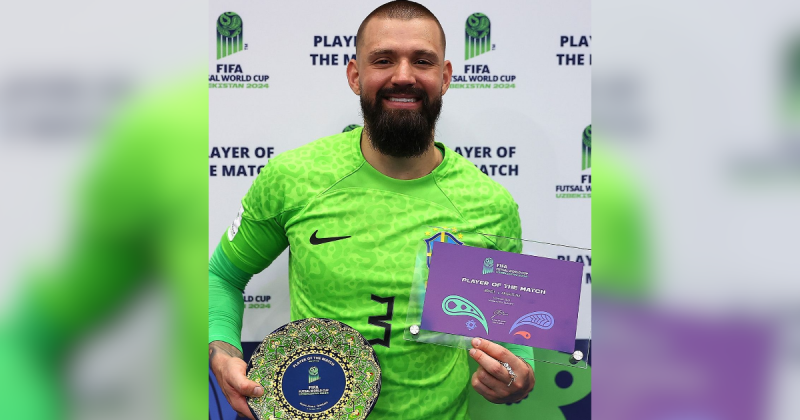 Imagem de goleiro Willian segurando premio e certificado