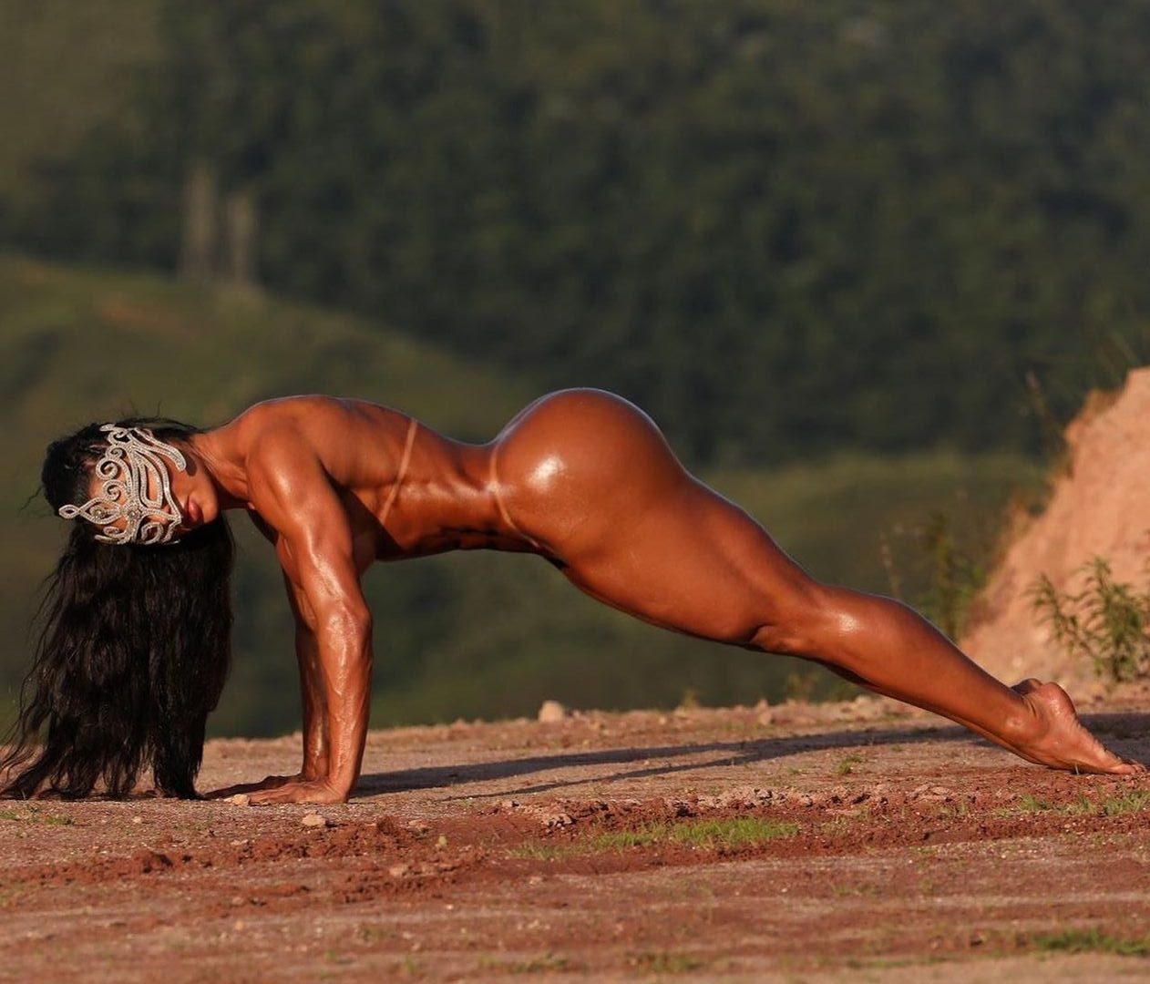 Gracyanne Barbosa questiona: nua, fio dental ou ducha?