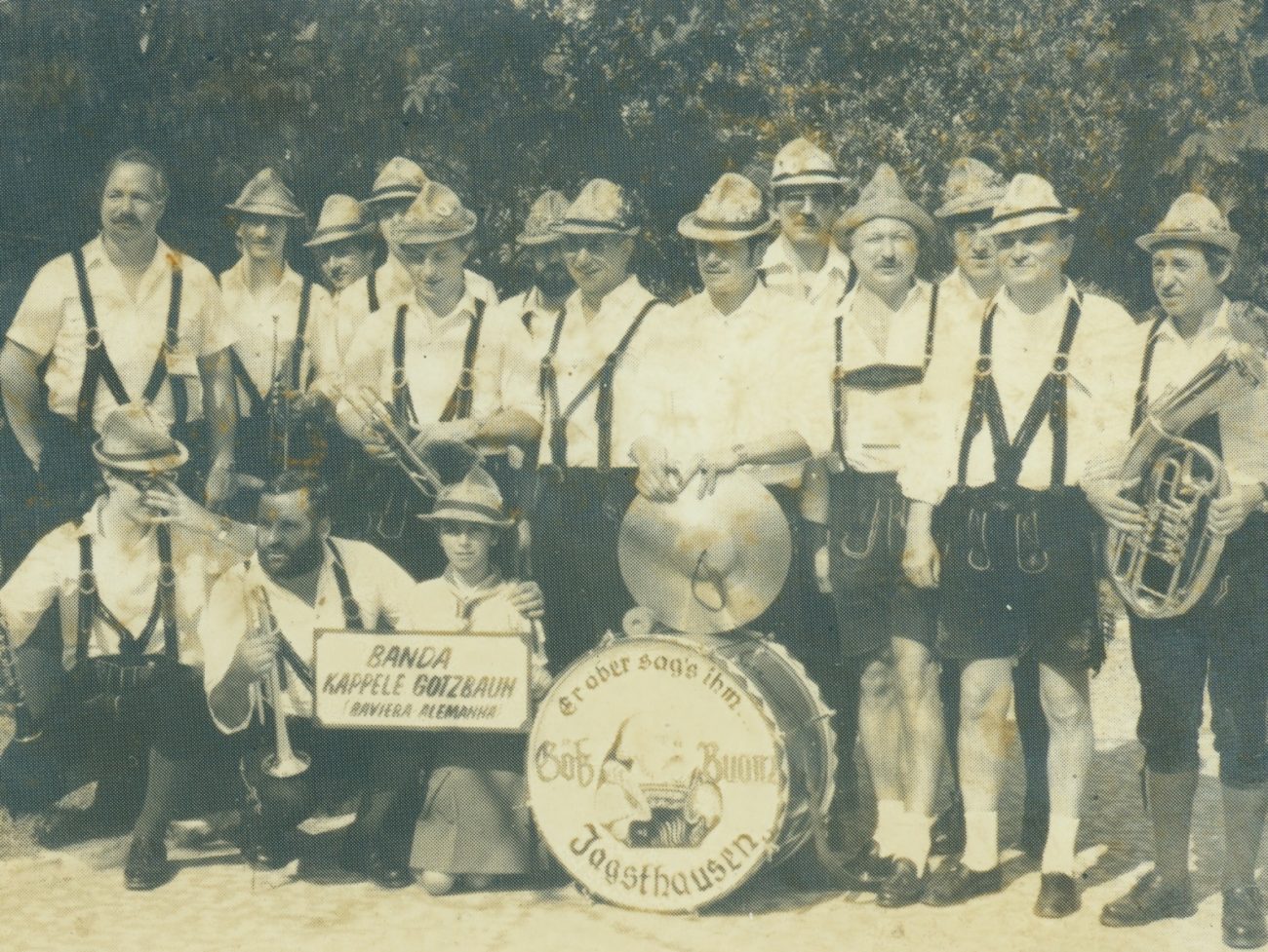 A imagem mostra um dos grupos tópicos prontos para o tradicional desfile da festa em Blumenau - Acervo Histórico Prefeitura de Blumenau/Reprodução/ND